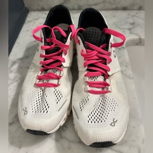 On cloud running shoe. Size 9.